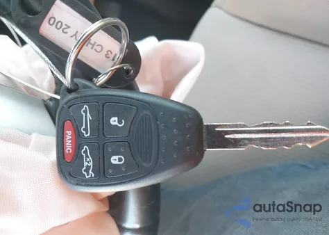 2013 Chrysler 200 Touring z USA, uszkodzony, nr VIN 1C3BCBEB5DN511979